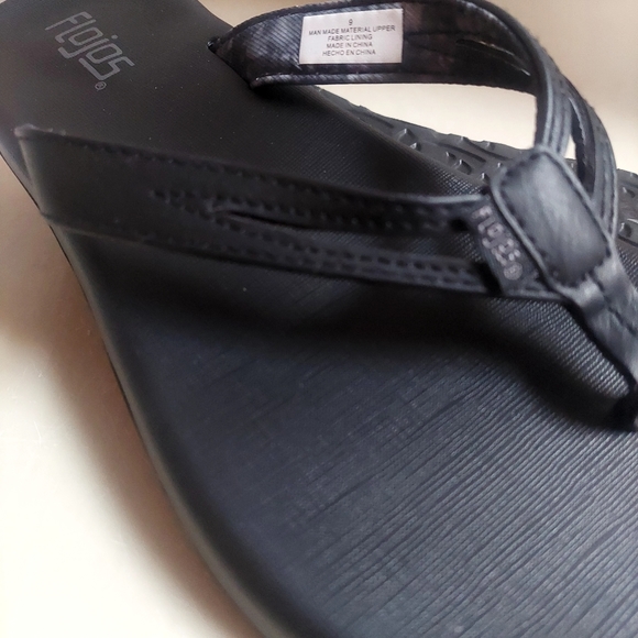 Flojos  Black Sandals Thong Slip On Flip Flops Cushion Size 9 Lightweight - Picture 2 of 9